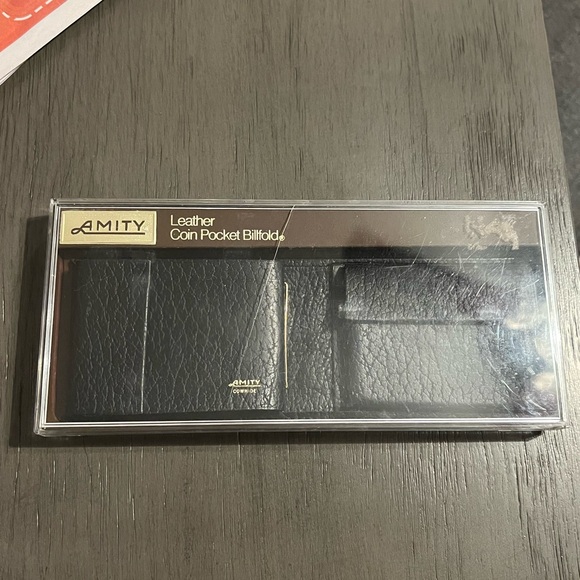 Amity leather coin pocket billfold - Picture 7 of 7